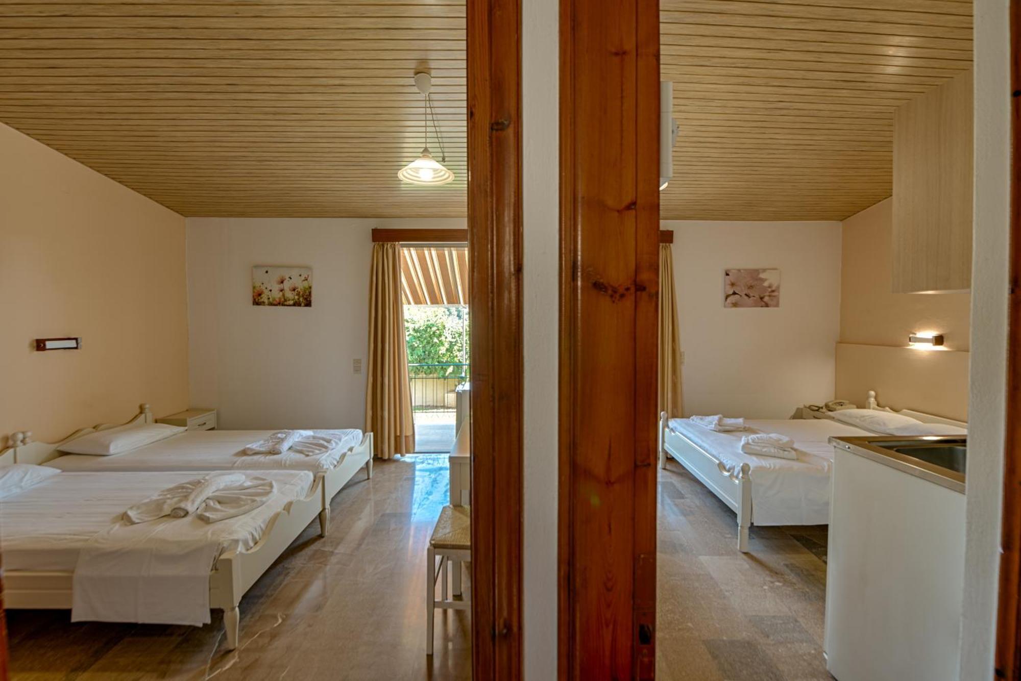 Ionis Hotel 2*
